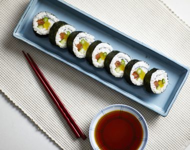 Futo-maki-zushi (large spiral sushi rolls)