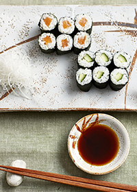 Hoso-maki-zushi served with Kikkoman